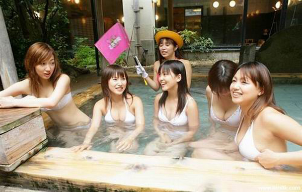 节操碎一地!高二女儿不肯和自己一起洗澡 父亲