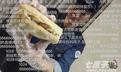 电竞选手林俊杰离不开网络了 吃饭、洗澡都直播