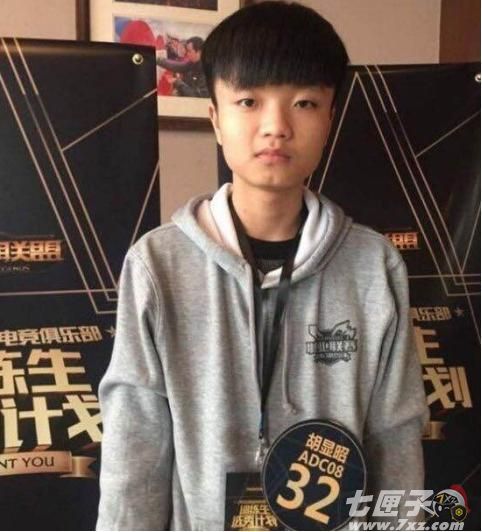 EDG新AD将上线:实力下限和Uzi五五开