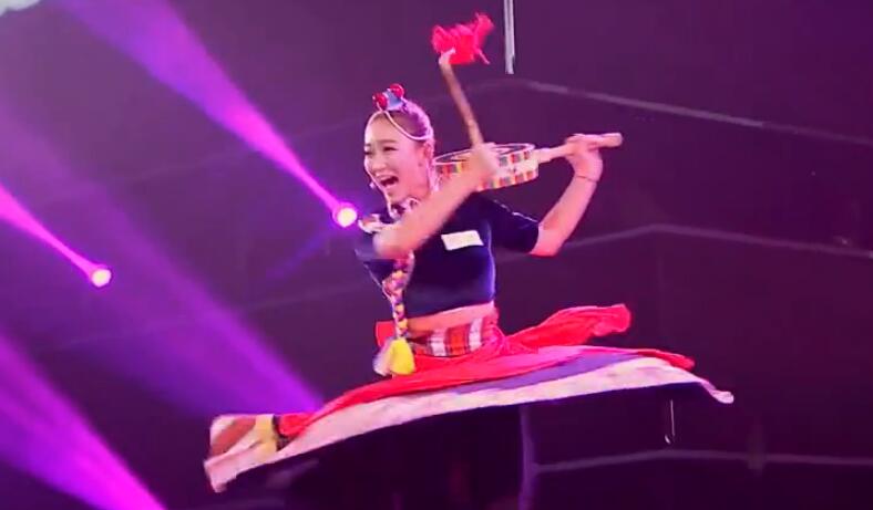藏族少女惊艳民族歌舞 观众感动落泪