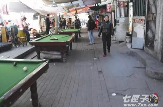 · 尽管被国际上视为优雅运动，90年代中国的桌球室却往往是环境恶劣，流氓云集