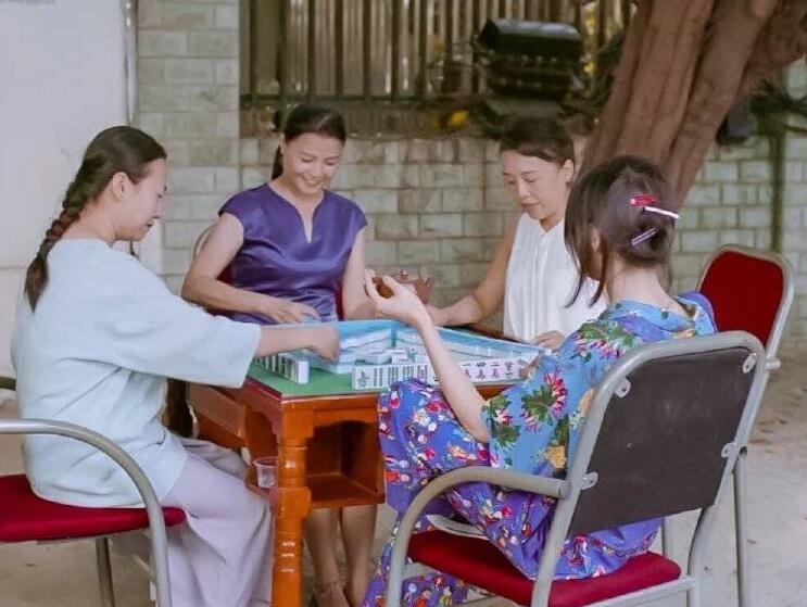 郑爽打麻将花衣服图片