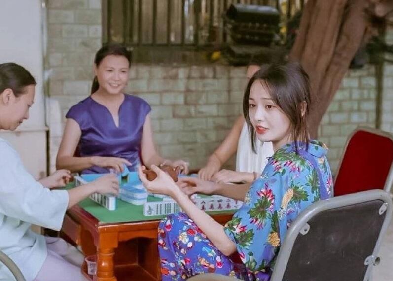 郑爽打麻将花衣服图片