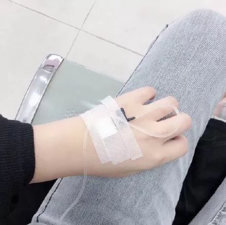 女生输液照片请假专用 女生输液照片请假专用