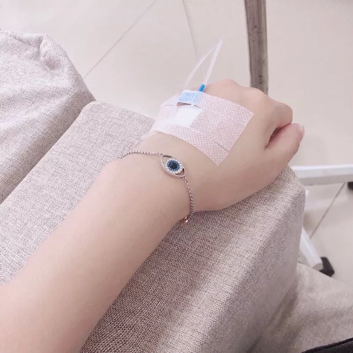 女生输液照片请假专用 女生输液照片请假专用