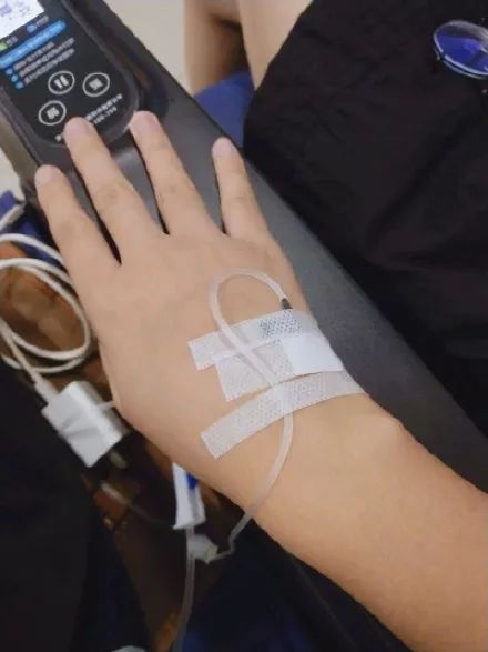 女生输液照片请假专用 女生输液照片请假专用