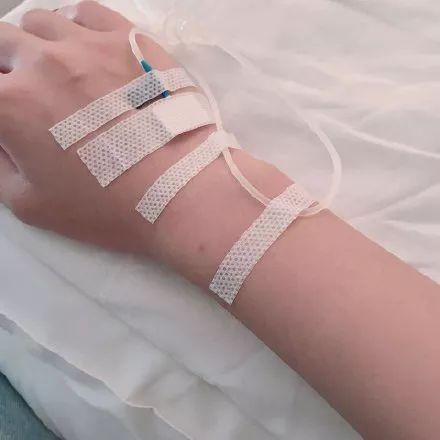 女生输液照片请假专用 女生输液照片请假专用