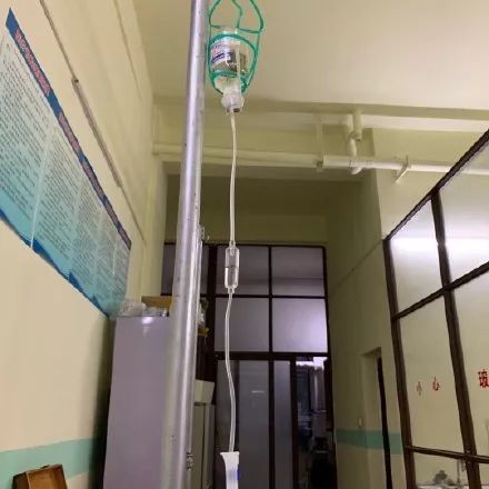 女生输液照片请假专用 女生输液照片请假专用