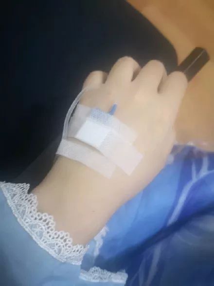 女生输液照片请假专用 女生输液照片请假专用